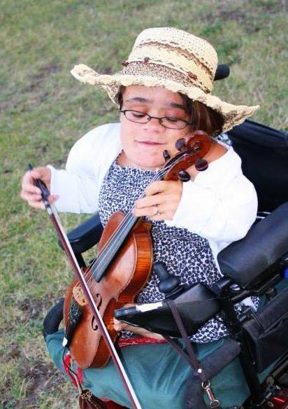 Gaelynn Lea Busking on the Lakewalk